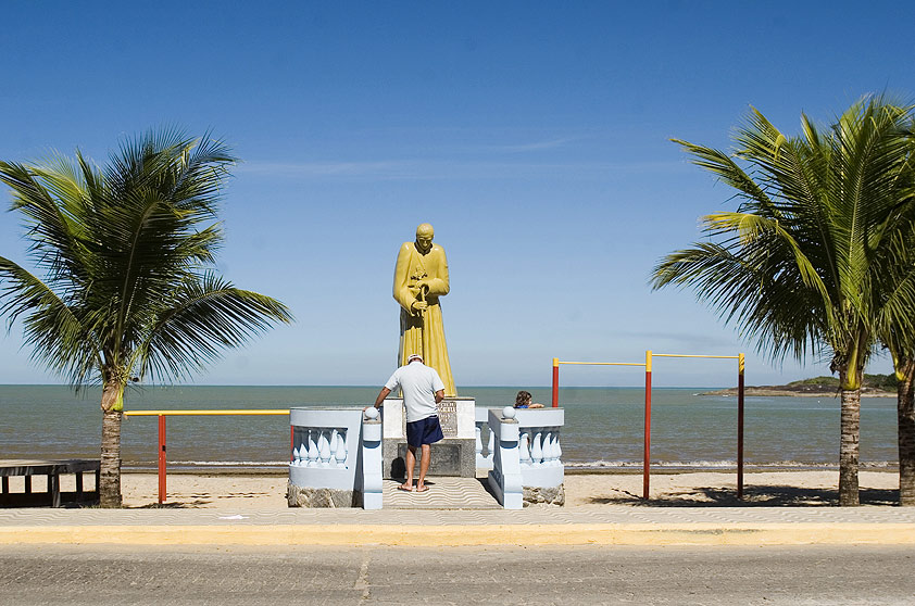 Estátua do beato José de Anchieta na praia do centro de da cidade; o padre jesuíta espanhol, fundador de <a href="https://viajeaqui.abril.com.br/cidades/br-sp-sao-paulo" rel="São Paulo (SP)" target="_blank">São Paulo (SP)</a>, também fundou Anchieta em 1565 e viveu lá até o ano de sua morte, em 1597