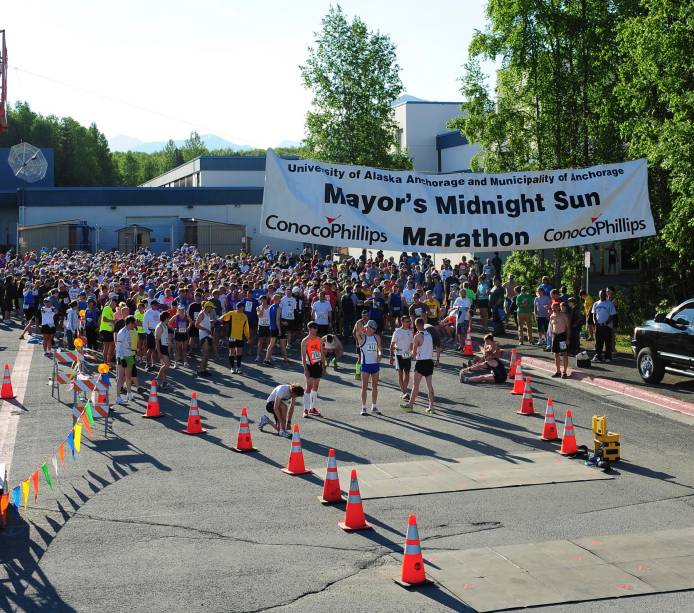 <a href="https://www.mayorsmarathon.com/" rel="Mayor’s Marathon" target="_blank"><strong>Mayor’s Marathon</strong></a> <strong>– 23 de junho de 2012 – Anchorage, Alasca</strong> <br /> Quando as pessoas pensam no <strong>Alasca</strong>, as primeiras coisas que vêm à mente são frio e neve, mas a <strong>Mayor’s Marathon</strong>, na cidade de <strong>Anchorage</strong>, no sudeste do maior estado americano em área, desmitifica isso. Com temperaturas que variam entre 12 °C e 23°C, a neve fica só nas montanhas, e o tempo é perfeito para uma maratona. A cidade é a maior do Alasca e, de acordo com o censo americano, concentra 40% de toda a população de seu estado. Ela está instalada na base das montanhas <strong>Chugach</strong> e, durante o verão – período em que acontece a corrida –, o sol praticamente não se põe. Por isso, é conhecida como terra do sol da meia noite. Para curtir o local durante o verão, passeios de bicicleta, pequenas escaladas, pescaria e caminhadas em trilhas são algumas das opções. Você pode caminhar por alguns pontos e ver o urso-negro, o pardo ou o polar – é o único estado americano onde é possível encontrar as três espécies em seus hábitat. Acesse o site oficial da <strong><a href="https://www.mayorsmarathon.com" rel="Mayor’s Marathon" target="_blank">Mayor’s Marathon</a></strong> para se inscrever para a próxima edição da corrida, em 13 de junho de 2013. <a href="https://www.mayorsmarathon.com/" rel="Mayor’s Marathon" target="_blank"><strong>Mayor’s Marathon</strong></a> <strong>– 23 de junho de 2012 – Anchorage, Alasca</strong> <br /> Quando as pessoas pensam no <strong>Alasca</strong>, as primeiras coisas que vêm à mente são frio e neve, mas a <strong>Mayor’s Marathon</strong>, na cidade de <strong>Anchorage</strong>, no sudeste do maior estado americano em área, desmitifica isso. Com temperaturas que variam entre 12 °C e 23°C, a neve fica só nas montanhas, e o tempo é perfeito para uma maratona. A cidade é a maior do Alasca e, de acordo com o censo americano, concentra 40% de toda a população de seu estado. Ela está instalada na base das montanhas <strong>Chugach</strong> e, durante o verão – período em que acontece a corrida –, o sol praticamente não se põe. Por isso, é conhecida como terra do sol da meia noite. Para curtir o local durante o verão, passeios de bicicleta, pequenas escaladas, pescaria e caminhadas em trilhas são algumas das opções. Você pode caminhar por alguns pontos e ver o urso-negro, o pardo ou o polar – é o único estado americano onde é possível encontrar as três espécies em seus hábitat. Acesse o site oficial da <strong><a href="https://www.mayorsmarathon.com" rel="Mayor’s Marathon" target="_blank">Mayor’s Marathon</a></strong> para se inscrever para a próxima edição da corrida, em 13 de junho de 2013.