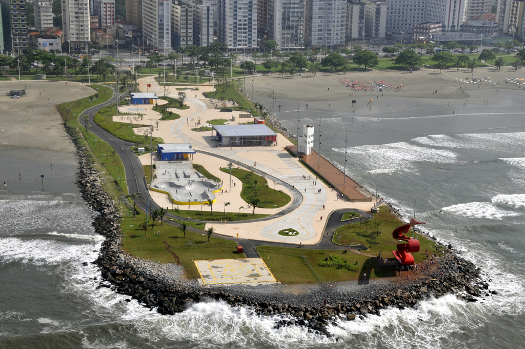 O Parque do Emiss&aacute;rio, em Santos, fica sobre a plataforma do emiss&aacute;rio submarino e conta com playgroun, o Museu do Surfe, uma pista de skate e uma arquibancada para curtir a paisagem de Santos