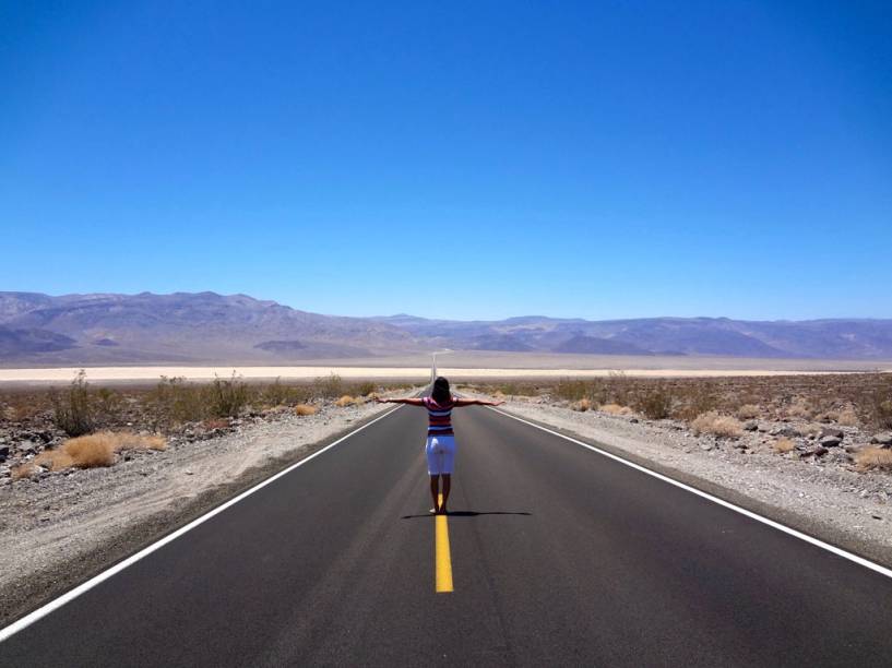 Mulher em uma estrada do Vale da Morte, no Deserto de Mojave, a 160 quil&ocirc;metros de <a href="https://viajeaqui.abril.com.br/cidades/estados-unidos-las-vegas" rel="Las Vegas" target="_self">Las Vegas</a>