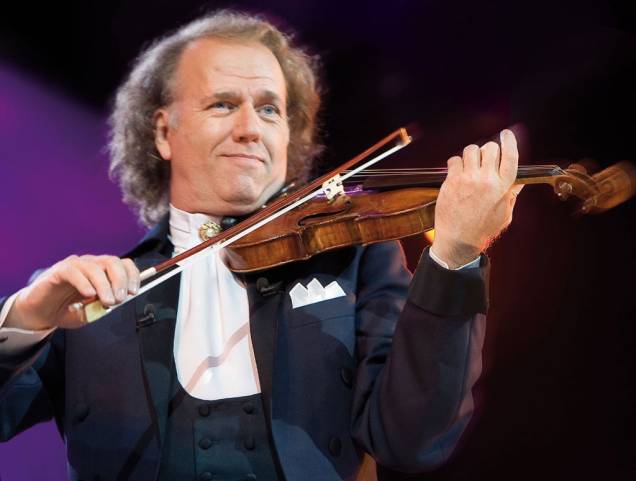 <strong>ANDRÉ RIEU</strong><br /> <br /> O violinista e maestro holandês é praticamente um rockstar: atingiu o topo do ranking da Billboard e a plateia se envolve cantando e dançando junto. Os ingressos para os primeiros shows esgotaram tão rápido que as datas foram multiplicadas várias vezes! Puro carisma num show inesquecível. <strong>Onde e Quando:</strong> São Paulo, dias 29, 30 e 31 de maio. Em junho, dias 1º, 2, 3, 5, 6, 7, 8, 9 e 10. E em julho, dias 3, 4, 5, 6 e 7. Todos os 17 shows confirmados até agora serão no Ginásio do Ibirapuera <strong>Ingressos: </strong>site <a href="https://www.ingressorapido.com.br/Evento.aspx?ID=18964. " rel="Ingresso Rápido" target="_blank">Ingresso Rápido</a> <strong>ANDRÉ RIEU</strong><br /> <br /> O violinista e maestro holandês é praticamente um rockstar: atingiu o topo do ranking da Billboard e a plateia se envolve cantando e dançando junto. Os ingressos para os primeiros shows esgotaram tão rápido que as datas foram multiplicadas várias vezes! Puro carisma num show inesquecível. <strong>Onde e Quando:</strong> São Paulo, dias 29, 30 e 31 de maio. Em junho, dias 1º, 2, 3, 5, 6, 7, 8, 9 e 10. E em julho, dias 3, 4, 5, 6 e 7. Todos os 17 shows confirmados até agora serão no Ginásio do Ibirapuera <strong>Ingressos: </strong>site <a href="https://www.ingressorapido.com.br/Evento.aspx?ID=18964. " rel="Ingresso Rápido" target="_blank">Ingresso Rápido</a>