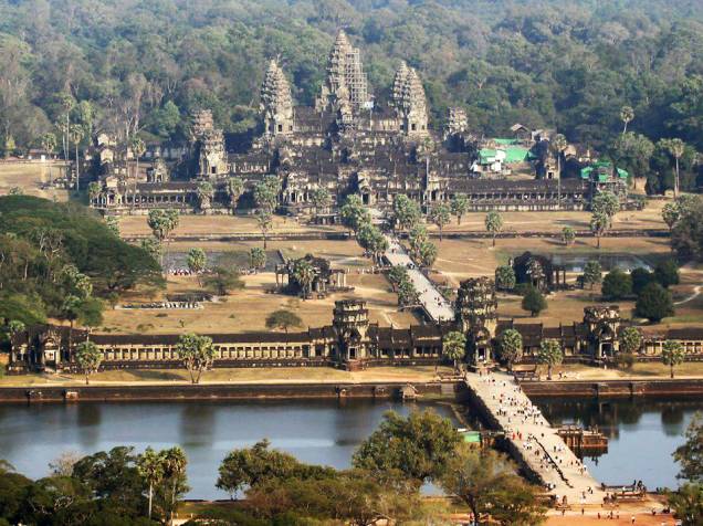 <strong>1. Angkor Wat</strong>Com 1,62 km², este templo foi construído primeiramente como templo hindu em homenagem a Vishnu pelo rei Suryavarman II, mas foi transformado em budista quando a cidade passou a ser governada pelo rei Jayavarman VII.Angkor Wat é o templo mais próximo da bilheteria e geralmente o primeiro a ser visitado – o nascer do sol no local é muito concorrido e vale a pena! <strong>1. Angkor Wat</strong>Com 1,62 km², este templo foi construído primeiramente como templo hindu em homenagem a Vishnu pelo rei Suryavarman II, mas foi transformado em budista quando a cidade passou a ser governada pelo rei Jayavarman VII.Angkor Wat é o templo mais próximo da bilheteria e geralmente o primeiro a ser visitado – o nascer do sol no local é muito concorrido e vale a pena!