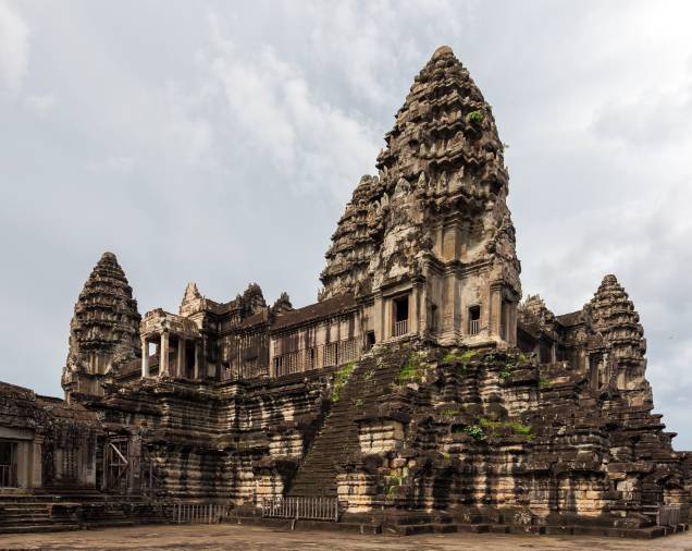 <strong>1. Angkor Wat</strong>Construído com o melhor do estilo clássico Khmer, combina dois planos: o templo-montanha e o templo em galerias, construído depois. Ele foi desenhado para representar o Monte Meru, casa dos devas na mitologia hindu <strong>1. Angkor Wat</strong>Construído com o melhor do estilo clássico Khmer, combina dois planos: o templo-montanha e o templo em galerias, construído depois. Ele foi desenhado para representar o Monte Meru, casa dos devas na mitologia hindu
