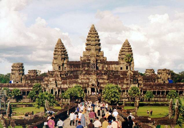<strong>1. Angkor Wat</strong>Mais de 2 milhões de pessoas visitam Angkor Wat anualmente! O templo é a principal atração de Angkor e o monumento nacional do Camboja. Ele está representado na bandeira e nas cédulas de dinheiro cambojanos <strong>1. Angkor Wat</strong>Mais de 2 milhões de pessoas visitam Angkor Wat anualmente! O templo é a principal atração de Angkor e o monumento nacional do Camboja. Ele está representado na bandeira e nas cédulas de dinheiro cambojanos