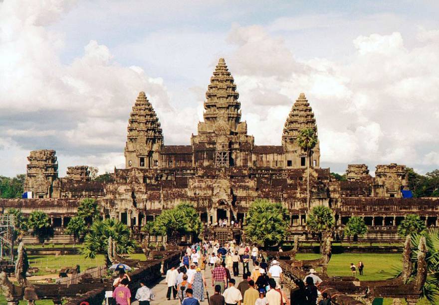 <strong>1. Angkor Wat</strong>Mais de 2 milh&otilde;es de pessoas visitam Angkor Wat anualmente! O templo &eacute; a principal atra&ccedil;&atilde;o de Angkor e o monumento nacional do Camboja. Ele est&aacute; representado na bandeira e nas c&eacute;dulas de dinheiro cambojanos
