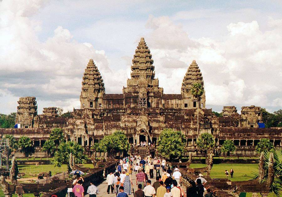 <strong>1. Angkor Wat</strong>Mais de 2 milh&otilde;es de pessoas visitam Angkor Wat anualmente! O templo &eacute; a principal atra&ccedil;&atilde;o de Angkor e o monumento nacional do Camboja. Ele est&aacute; representado na bandeira e nas c&eacute;dulas de dinheiro cambojanos
