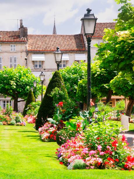 <strong>Angoulême</strong> Reconhecida pela tradição que tem no mundo dos quadrinhos e da animação gráfica na <a href="https://viajeaqui.abril.com.br/paises/franca" rel="França" target="_blank">França</a>, Angoulême não é só artística no papel, dentro de museus ou em festivais, mas também da porta para fora: suas ruas são adornadas e salpicadas por jardins exuberantes! <strong>Angoulême</strong> Reconhecida pela tradição que tem no mundo dos quadrinhos e da animação gráfica na <a href="https://viajeaqui.abril.com.br/paises/franca" rel="França" target="_blank">França</a>, Angoulême não é só artística no papel, dentro de museus ou em festivais, mas também da porta para fora: suas ruas são adornadas e salpicadas por jardins exuberantes!