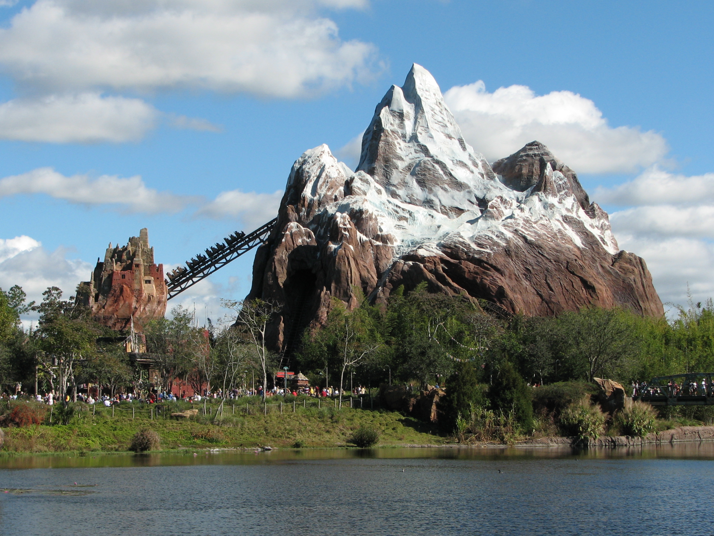 <strong>Animal Kingdom, Orlando, Estados Unidos</strong>O <a href="https://viajeaqui.abril.com.br/estabelecimentos/estados-unidos-orlando-atracao-animal-kingdom" rel="Animal Kingdom" target="_self">Animal Kingdom</a> &eacute; o maior dos 4 parques tem&aacute;ticos do <a href="https://viajeaqui.abril.com.br/materias/walt-disney-world-resort" rel="Walt Disney World Resort" target="_self">Walt Disney World Resort</a>. S&atilde;o mais de 1.700 animais de 250 esp&eacute;cies diferentes. &Eacute; poss&iacute;vel chegar bem pr&oacute;ximo dos bichinhos e at&eacute; acariciar alguns deles. Shows, paradas e at&eacute; uma montanha russa (<em>foto</em>) fazem parte das atra&ccedil;&otilde;es para crian&ccedil;as e adultos