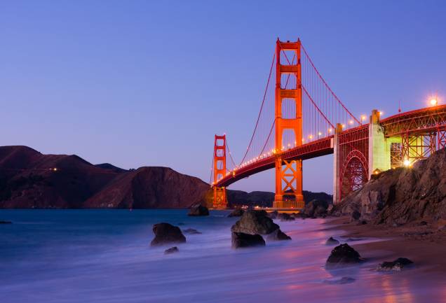 <strong>San Francisco – 5 noites – US$ 1836</strong><br /><br />São cinco noites de hospedagem no hotel Holiday Inn Fisherman’s Wharf, em apartamento duplo, durante a viagem por <a href="https://viajeaqui.abril.com.br/cidades/estados-unidos-san-francisco" rel="San Francisco">San Francisco</a>, nos <a href="https://viajeaqui.abril.com.br/paises/estados-unidos" rel="Estados Unidos">Estados Unidos</a>. O pacote ainda conta com passagem aérea Delta, em classe econômica, seguro-viagem e city pass com as principais atrações da cidade: a California Academy of Sciences; passeio de barco de 1 hora sob a Golden Gate Bridge, Ilha de Alcatraz, Angel Island State Park e a orla de São Francisco; Aquarium of the Bay; San Francisco Museum of Modern Art; Exploration ou Young Museum and Legion Honor e passeios ilimitados nos bondes.<br /><br /><strong>Quando:</strong> saídas de São Paulo ou do Rio de Janeiro, de 10 de março a 8 de dezembro<br /><strong>Pagamento:</strong> parcelado em até 12 vezes no cartão Visa, sem juros<br /><strong>Quem leva:</strong> a <strong>Trade Tours</strong> (11/3257-9788, 21/2240-8500, <a href="https://www.tradetours.com.br/">www.tradetours.com.br</a>) <strong>San Francisco – 5 noites – US$ 1836</strong><br /><br />São cinco noites de hospedagem no hotel Holiday Inn Fisherman’s Wharf, em apartamento duplo, durante a viagem por <a href="https://viajeaqui.abril.com.br/cidades/estados-unidos-san-francisco" rel="San Francisco">San Francisco</a>, nos <a href="https://viajeaqui.abril.com.br/paises/estados-unidos" rel="Estados Unidos">Estados Unidos</a>. O pacote ainda conta com passagem aérea Delta, em classe econômica, seguro-viagem e city pass com as principais atrações da cidade: a California Academy of Sciences; passeio de barco de 1 hora sob a Golden Gate Bridge, Ilha de Alcatraz, Angel Island State Park e a orla de São Francisco; Aquarium of the Bay; San Francisco Museum of Modern Art; Exploration ou Young Museum and Legion Honor e passeios ilimitados nos bondes.<br /><br /><strong>Quando:</strong> saídas de São Paulo ou do Rio de Janeiro, de 10 de março a 8 de dezembro<br /><strong>Pagamento:</strong> parcelado em até 12 vezes no cartão Visa, sem juros<br /><strong>Quem leva:</strong> a <strong>Trade Tours</strong> (11/3257-9788, 21/2240-8500, <a href="https://www.tradetours.com.br/">www.tradetours.com.br</a>)