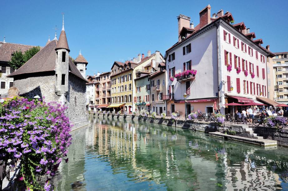 <strong>Annecy</strong> Localizada perto do lago mais transparente e puro da <a href="https://viajeaqui.abril.com.br/continentes/europa" rel="Europa" target="_blank">Europa</a>, Annecy também conta com vários canais – sendo chamada de “A Veneza dos Aples” – que são flanqueados por muitas flores e plantinhas <strong>Annecy</strong> Localizada perto do lago mais transparente e puro da <a href="https://viajeaqui.abril.com.br/continentes/europa" rel="Europa" target="_blank">Europa</a>, Annecy também conta com vários canais – sendo chamada de “A Veneza dos Aples” – que são flanqueados por muitas flores e plantinhas