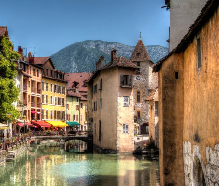 Annecy, nos <a href="https://viajeaqui.abril.com.br/cidades/franca-alpes-franceses" rel="Alpes Franceses" target="_blank">Alpes Franceses</a>, é chamada carinhosamente de “a pequena Veneza”, pelos seus canais. A vista ao redor também é marca registrada: os alpes são visíveis de todo o canto e, normalmente de novembro a março, estão cobertos de neve<strong><a href="https://viajeaqui.abril.com.br/materias/venezas-do-mundo-conheca-os-destinos-que-sao-famosos-pelos-seus-rios-e-canais" rel="+ Venezas do mundo: conheça os destinos que são famosos pelos seus rios e canais" target="_blank">+ Venezas do mundo: conheça lugares famosos pelos seus rios e canais</a></strong>