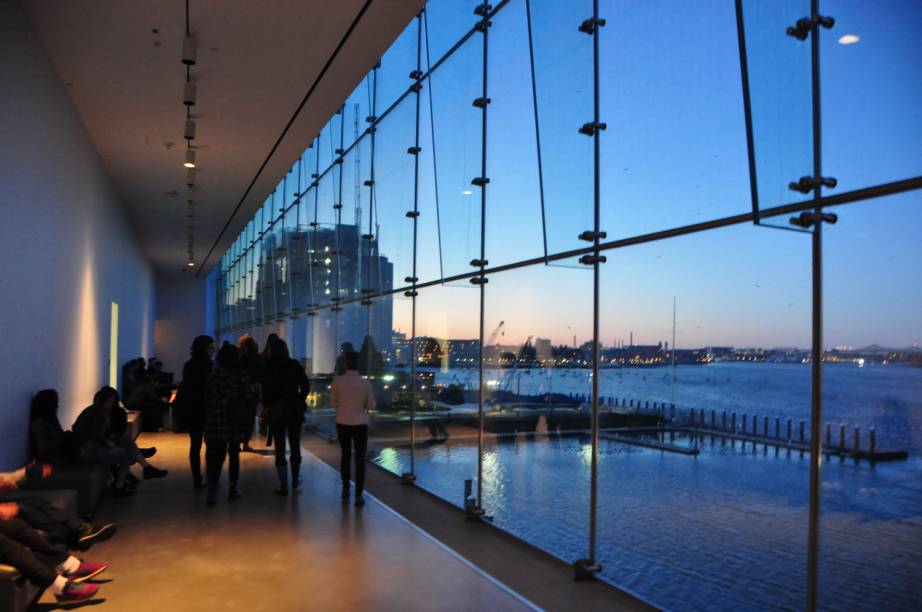 O moderno caixote envidraçado de Boston harmoniza-se com as obras de artistas como Louise Bourgeois, Mona Hatoum, Nan Goldin, Doris Salcedo e Cindy Sherman, entre outros nomes contemporâneos do acervo e das mostras temporárias. <strong>Grátis às quintas das 17h às 21h</strong> <em>(preço regular: US$ 15).</em> O moderno caixote envidraçado de Boston harmoniza-se com as obras de artistas como Louise Bourgeois, Mona Hatoum, Nan Goldin, Doris Salcedo e Cindy Sherman, entre outros nomes contemporâneos do acervo e das mostras temporárias. <strong>Grátis às quintas das 17h às 21h</strong> <em>(preço regular: US$ 15).</em>