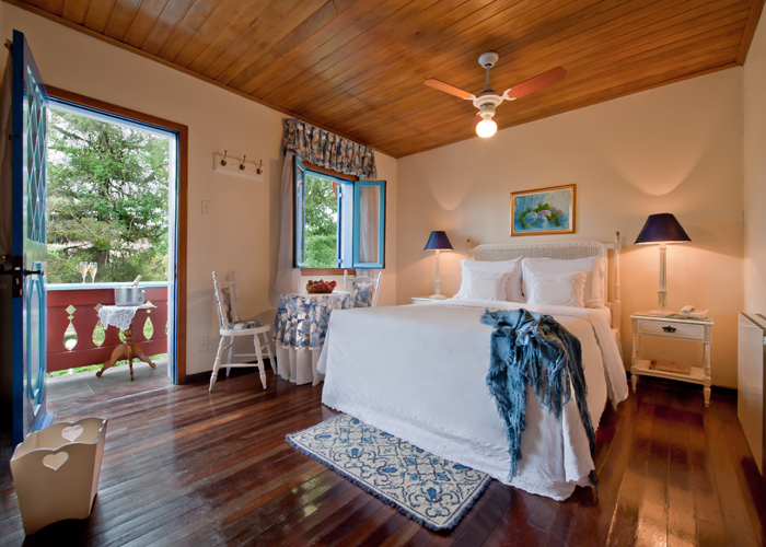 <strong>Pousada Cravo e Canela (Canela)</strong><br /><br />Cestinha de biscoitos e um drinque de boas-vindas antecipam, logo na chegada, que você vai ser muito bem tratado na <a href="https://viajeaqui.abril.com.br/estabelecimentos/br-rs-canela-hospedagem-pousada-cravo-e-canela" rel="Pousada Cravo e Canela">Pousada Cravo e Canela</a>. Itens gratuitos no frigobar, chocolatinhos de boa-noite, café expresso livre e até um gostoso chá da tarde são outros mimos durante a estadia. Tudo para você sentir-se em casa nesta que era a antiga residência de veraneio do ex-governador do <a href="https://viajeaqui.abril.com.br/estados/br-rio-grande-do-sul" rel="Rio Grande do Sul">Rio Grande do Sul</a>, Ildo Meneghetti, em que os espaçosos ambientes, como sala de lareira e jardim, completam o relaxamento.  <strong>Pousada Cravo e Canela (Canela)</strong><br /><br />Cestinha de biscoitos e um drinque de boas-vindas antecipam, logo na chegada, que você vai ser muito bem tratado na <a href="https://viajeaqui.abril.com.br/estabelecimentos/br-rs-canela-hospedagem-pousada-cravo-e-canela" rel="Pousada Cravo e Canela">Pousada Cravo e Canela</a>. Itens gratuitos no frigobar, chocolatinhos de boa-noite, café expresso livre e até um gostoso chá da tarde são outros mimos durante a estadia. Tudo para você sentir-se em casa nesta que era a antiga residência de veraneio do ex-governador do <a href="https://viajeaqui.abril.com.br/estados/br-rio-grande-do-sul" rel="Rio Grande do Sul">Rio Grande do Sul</a>, Ildo Meneghetti, em que os espaçosos ambientes, como sala de lareira e jardim, completam o relaxamento.