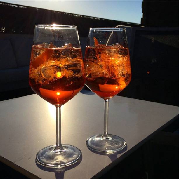 <strong>2. Spritz – <a href="https://viajeaqui.abril.com.br/cidades/italia-veneza" rel="Veneza – Itália " target="_blank">Veneza – Itália</a></strong>                    Drink refrescante de espumante com um toque de Aperol, Campari ou Cynar e muito gelo. Originário das regiões italianas Friuli-Venezia Giulia, Vêneto e Trieste, a sua versão mais comum, com Aperol, é o coquetel oficial dos venezianos. É consumido por jovens, adultos e idosos locais e também por turistas. Na cidade e região, é comum o ritual do Aperitivo, que consiste em bons drinks (frequentemente Aperol Spritz), comidinhas e conversa com os amigos antes do jantar. Tem jeito melhor de passar o final da tarde depois de um dia intenso de caminhadas pelo arquipélago de Veneza?                    <strong>Experimente em casa:</strong> em uma taça grande com gelo, acrescente 3 partes de espumante (ou prosecco) e 2 partes de Aperol. Complete com água com gás e decore com uma rodela de laranja.