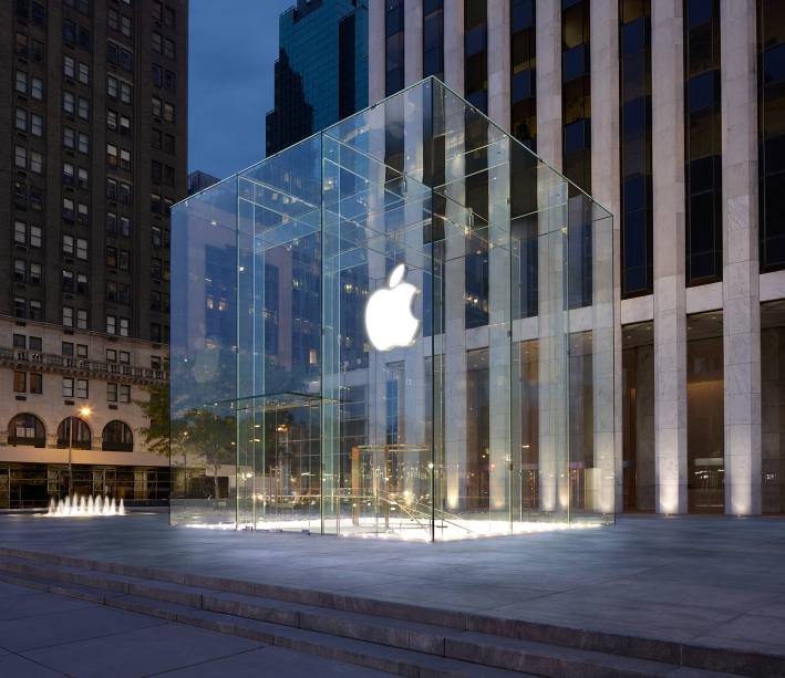 O gigante cubo de vidro da Apple Store fica em um dos pontos mais movimentados da 5ª Avenida já é um ícone em <a href="https://viajeaqui.abril.com.br/cidades/estados-unidos-nova-york" rel="Nova York" target="_blank">Nova York</a>. A loja fica no subsolo, aonde muita gente vai só para “brincar” com as novidades da Apple <a href="https://viajeaqui.abril.com.br/materias/lojas-pontos-turisticos-em-nova-york" rel="+ 15 lojas que são pontos turísticos em Nova York" target="_blank"><strong>+ 15 lojas que são pontos turísticos em Nova York</strong></a> O gigante cubo de vidro da Apple Store fica em um dos pontos mais movimentados da 5ª Avenida já é um ícone em <a href="https://viajeaqui.abril.com.br/cidades/estados-unidos-nova-york" rel="Nova York" target="_blank">Nova York</a>. A loja fica no subsolo, aonde muita gente vai só para “brincar” com as novidades da Apple <a href="https://viajeaqui.abril.com.br/materias/lojas-pontos-turisticos-em-nova-york" rel="+ 15 lojas que são pontos turísticos em Nova York" target="_blank"><strong>+ 15 lojas que são pontos turísticos em Nova York</strong></a>