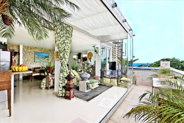 Entre Copa e Ipanema, ahhh, o <strong><a href="https://viajeaqui.abril.com.br/estabelecimentos/br-rj-rio-de-janeiro-atracao-praia-do-arpoador" rel="Arpoador" target="_blank">Arpoador</a></strong>, do surfe e do pôr do sol, e <a href="https://www.tripadvisor.com/VacationRentalReview-g303506-d1863684-ARPOADOR_2_Bedrooms_5Star_Tri_Plex_Penthouse-Rio_de_Janeiro_State_of_Rio_de_Janeiro.html" rel="desta cobertura triplex" target="_blank">desta cobertura triplex</a> charmosona Entre Copa e Ipanema, ahhh, o <strong><a href="https://viajeaqui.abril.com.br/estabelecimentos/br-rj-rio-de-janeiro-atracao-praia-do-arpoador" rel="Arpoador" target="_blank">Arpoador</a></strong>, do surfe e do pôr do sol, e <a href="https://www.tripadvisor.com/VacationRentalReview-g303506-d1863684-ARPOADOR_2_Bedrooms_5Star_Tri_Plex_Penthouse-Rio_de_Janeiro_State_of_Rio_de_Janeiro.html" rel="desta cobertura triplex" target="_blank">desta cobertura triplex</a> charmosona