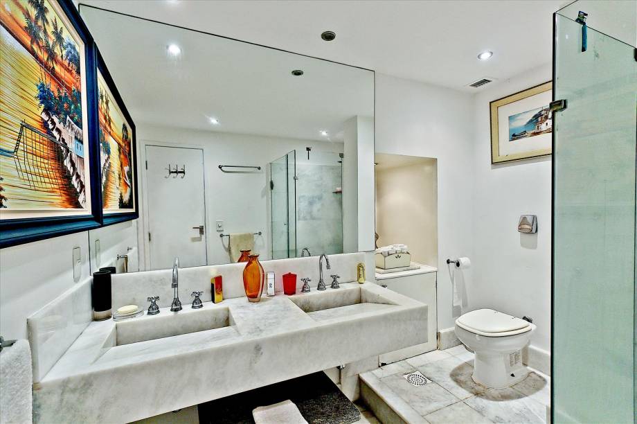 O banheiro todo de mármore não deixa dúvidas das boas intenções por aqui O banheiro todo de mármore não deixa dúvidas das boas intenções por aqui