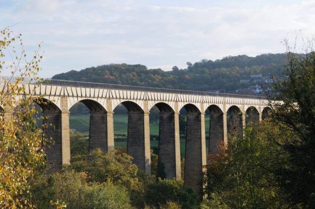 O aqueduto Pontcysyllte sobre torna navegável o canal Llangollen sobre o vale do rio Dee. Construído no início do século 18, faz parte do patrimônio da humanidade O aqueduto Pontcysyllte sobre torna navegável o canal Llangollen sobre o vale do rio Dee. Construído no início do século 18, faz parte do patrimônio da humanidade