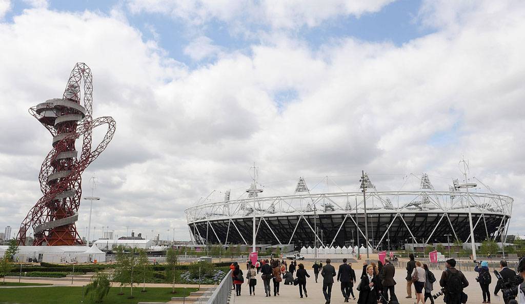 Um pouco mais a leste de tudo isso, o<strong> Parque Ol&iacute;mpico</strong> fez reviver a degradada regi&atilde;o de Stratford. Se voc&ecirc; quiser espi&aacute;-la antes dos Jogos, que come&ccedil;am em 27 de julho, busque o walking tour da<strong> Blue Badge Guides</strong> <em>(<a href="https://toursof2012sites.com" rel="toursof2012sites.com" target="_blank">toursof2012sites.com</a>)</em>, que sai diariamente &agrave;s 11h da esta&ccedil;&atilde;o de metr&ocirc; Bromley-by-Bow (linhas rosa e verde) e custa &pound; 9. No tour &eacute; poss&iacute;vel conhecer o novo Est&aacute;dio Ol&iacute;mpico, o Centro Aqu&aacute;tico e a Vila Ol&iacute;mpica. Outra op&ccedil;&atilde;o para ver de perto as obras &eacute; <strong>The View Tube </strong><em>(Marshgate Lane, <a href="https://theviewtube.co.uk" rel=" theviewtube.co.uk" target="_blank">theviewtube.co.uk</a>; 9h/4h30)</em>, um observat&oacute;rio constru&iacute;do sobre cont&ecirc;ineres. Na foto, voc&ecirc; v&ecirc; o Est&aacute;dio e o ArcelorMittal Orbit, uma escultura de a&ccedil;o que deve ficar l&aacute; permanentemente, mesmo ap&oacute;s o evento esportivo.