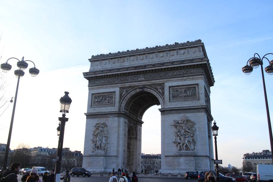 O <a href="https://viajeaqui.abril.com.br/estabelecimentos/franca-paris-atracao-arco-do-triunfo-arc-de-triomphe" rel="Arco do Triunfo" target="_blank">Arco do Triunfo</a>, na avenida de <a href="https://viajeaqui.abril.com.br/estabelecimentos/franca-paris-atracao-champs-elysees" rel="Champs-Elyseés" target="_blank">Champs-Elyseés</a>, foi encomendada por Napoleão Bonaparte e habita o imaginário popular dos parisienses. É daqui que se tem uma das visões mais espetaculares da cidade O <a href="https://viajeaqui.abril.com.br/estabelecimentos/franca-paris-atracao-arco-do-triunfo-arc-de-triomphe" rel="Arco do Triunfo" target="_blank">Arco do Triunfo</a>, na avenida de <a href="https://viajeaqui.abril.com.br/estabelecimentos/franca-paris-atracao-champs-elysees" rel="Champs-Elyseés" target="_blank">Champs-Elyseés</a>, foi encomendada por Napoleão Bonaparte e habita o imaginário popular dos parisienses. É daqui que se tem uma das visões mais espetaculares da cidade