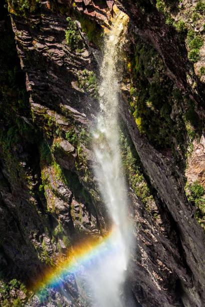 <a href="http:// viajeaqui.abril.com.br/cidades/br-ba-chapada-diamantina" rel="Chapada Diamantina" target="_blank"><strong>Chapada Diamantina</strong></a>    Uma fina cortina de água despenda por uma abertura do paredão e vai se desmanchando ao longo da queda – quase nenhuma água chega até o chão e por isso a cachoeira ganhou o nome de Fumaça