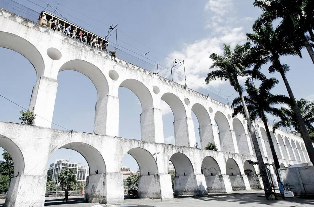 Os Arcos da Lapa formam uma espécie de portal que dá boas vindas aos frequentadores do bairro mais boêmio da capital do Rio de Janeiro Os Arcos da Lapa formam uma espécie de portal que dá boas vindas aos frequentadores do bairro mais boêmio da capital do Rio de Janeiro