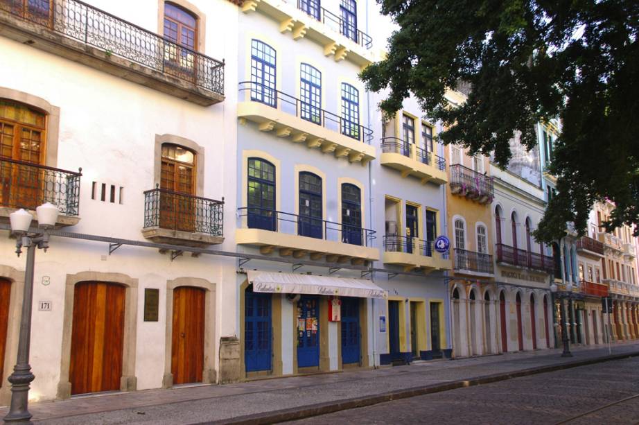 <strong><a href="https://viajeaqui.abril.com.br/cidades/br-pe-recife" rel="Recife">Recife</a> <a href="https://viajeaqui.abril.com.br/estados/br-pernambuco" rel="(PE)">(PE)</a></strong><br /> <br /> Como o porto fica no bairro do <a href="https://viajeaqui.abril.com.br/estabelecimentos/br-pe-recife-atracao-recife-antigo" rel="Recife Antigo">Recife Antigo</a>, aproveite para explorar as ruas estreitas com casario histórico colorido. Na Rua do Bom Jesus, as ruínas da primeira sinagoga das Américas deram lugar ao <a href="https://viajeaqui.abril.com.br/estabelecimentos/br-pe-recife-atracao-centro-cultural-judaico-sinagoga-kahal-zur-israel" rel="Centro Cultural Judaico">Centro Cultural Judaico</a>. Aos domingos, a via é palco de uma movimentada feira de artesanato. Pertinho dali, fica a <a href="https://viajeaqui.abril.com.br/estabelecimentos/br-pe-recife-atracao-torre-malakoff" rel="Torre Malakoff">Torre Malakoff</a>, um antigo posto de alfândega que hoje abriga um observatório astronômico. <strong><a href="https://viajeaqui.abril.com.br/cidades/br-pe-recife" rel="Recife">Recife</a> <a href="https://viajeaqui.abril.com.br/estados/br-pernambuco" rel="(PE)">(PE)</a></strong><br /> <br /> Como o porto fica no bairro do <a href="https://viajeaqui.abril.com.br/estabelecimentos/br-pe-recife-atracao-recife-antigo" rel="Recife Antigo">Recife Antigo</a>, aproveite para explorar as ruas estreitas com casario histórico colorido. Na Rua do Bom Jesus, as ruínas da primeira sinagoga das Américas deram lugar ao <a href="https://viajeaqui.abril.com.br/estabelecimentos/br-pe-recife-atracao-centro-cultural-judaico-sinagoga-kahal-zur-israel" rel="Centro Cultural Judaico">Centro Cultural Judaico</a>. Aos domingos, a via é palco de uma movimentada feira de artesanato. Pertinho dali, fica a <a href="https://viajeaqui.abril.com.br/estabelecimentos/br-pe-recife-atracao-torre-malakoff" rel="Torre Malakoff">Torre Malakoff</a>, um antigo posto de alfândega que hoje abriga um observatório astronômico.