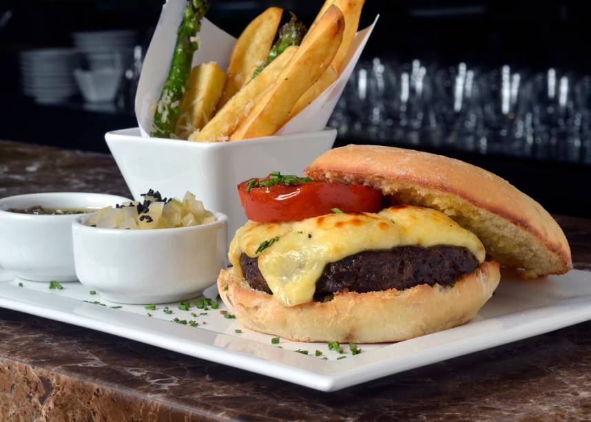 O <a href="https://www.armandarestaurante.com.br/" rel="Armanda Bar e Restaurante">Armanda Bar e Restaurante</a> (<em>Alameda Franca, 1368 - Jardim Paulista</em>) irá servir no São Paulo Burguer Fest um hambúrguer de 170 gramas com bacon, cogumelo seco, queijo emmental, picles de aipo e pesto de hortelã O <a href="https://www.armandarestaurante.com.br/" rel="Armanda Bar e Restaurante">Armanda Bar e Restaurante</a> (<em>Alameda Franca, 1368 - Jardim Paulista</em>) irá servir no São Paulo Burguer Fest um hambúrguer de 170 gramas com bacon, cogumelo seco, queijo emmental, picles de aipo e pesto de hortelã