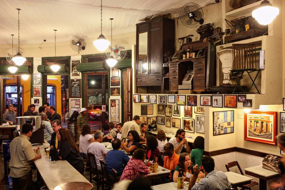 <strong>PARA CURTIR O CENTRO E ARREDORES</strong> <strong><a href="https://armazemsaothiago.com.br/" target="_blank" rel="noopener">Armazém São Thiago</a> </strong>O sobrado cor-de-rosa, localizado em uma bucólica esquina, anuncia na fachada o ano de inauguração (1919) e preserva no interior um dos ambientes mais deliciosamente old school de Santa Teresa, na região central do <a href="https://viajeaqui.abril.com.br/cidades/br-rj-rio-de-janeiro" target="_blank" rel="noopener">Rio</a>. A geladeira de madeira, o balcão de mármore e os armários de peroba escura evocam uma atmosfera de antigamente e compõem a decoração do estabelecimento, que nasceu como empório de produtos finos e artigos importados (e é conhecido como Bar do Gomez, em referência ao espanhol José Gomez Cantorna, que esteve à frente do negócio). A casa serve chope, cerveja, boa variedade de cachaças e petiscos como carne-seca acebolada com aipim frito <em>R. Áurea, 26 (Santa Teresa), (21) 2232-0822</em> <strong>PARA CURTIR O CENTRO E ARREDORES</strong> <strong><a href="https://armazemsaothiago.com.br/" target="_blank" rel="noopener">Armazém São Thiago</a> </strong>O sobrado cor-de-rosa, localizado em uma bucólica esquina, anuncia na fachada o ano de inauguração (1919) e preserva no interior um dos ambientes mais deliciosamente old school de Santa Teresa, na região central do <a href="https://viajeaqui.abril.com.br/cidades/br-rj-rio-de-janeiro" target="_blank" rel="noopener">Rio</a>. A geladeira de madeira, o balcão de mármore e os armários de peroba escura evocam uma atmosfera de antigamente e compõem a decoração do estabelecimento, que nasceu como empório de produtos finos e artigos importados (e é conhecido como Bar do Gomez, em referência ao espanhol José Gomez Cantorna, que esteve à frente do negócio). A casa serve chope, cerveja, boa variedade de cachaças e petiscos como carne-seca acebolada com aipim frito <em>R. Áurea, 26 (Santa Teresa), (21) 2232-0822</em>