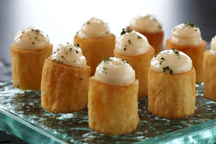 As batatas bravas são aperitivos populares dos bares na Espanha. Elas são cozidas e depois fritas, além do molho. Este mesmo tira gosto é um dos principais pratos do <strong>Arola Vintetres</strong>, localizado em <a href="https://viajeaqui.abril.com.br/cidades/br-sp-sao-paulo/" rel="São Paulo" target="_blank">São Paulo</a>