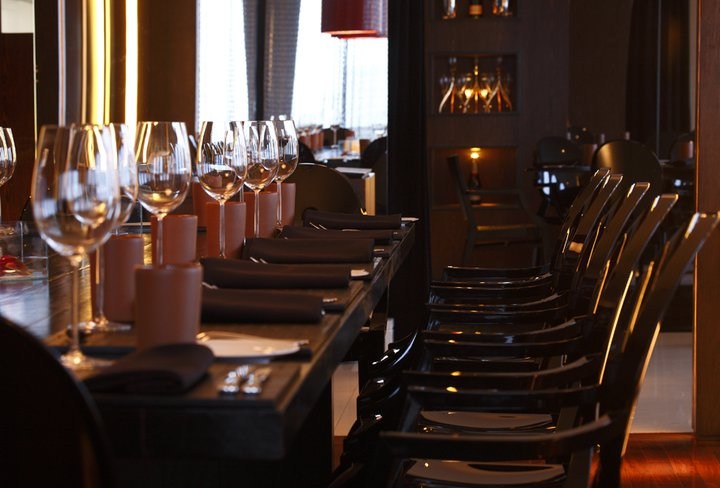 Espaço do restaurante <strong>Arola Vintetres</strong>, localizado no hotel <a href="https://viajeaqui.abril.com.br/estabelecimentos/br-sp-sao-paulo-hospedagem-tivoli-sao-paulo-mofarrej" rel="Tivoli São Paulo Mofarrej" target="_blank">Tivoli São Paulo Mofarrej</a>, em <a href="https://viajeaqui.abril.com.br/cidades/br-sp-sao-paulo/" rel="São Paulo" target="_blank">São Paulo</a>