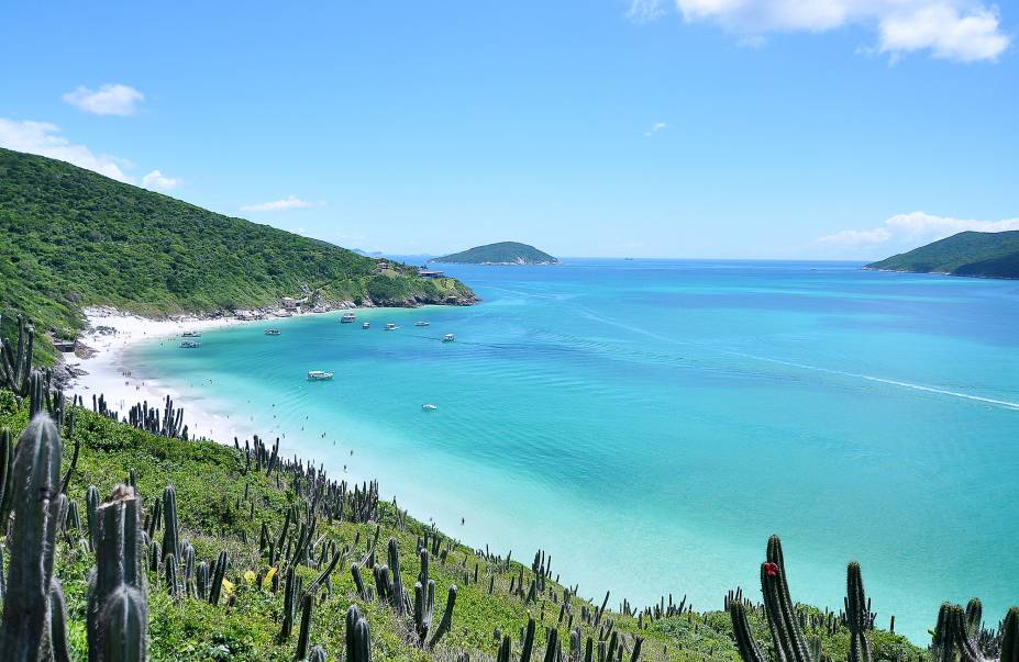 <a href="https://viajeaqui.abril.com.br/cidades/br-rj-arraial-do-cabo" rel="Arraial do Cabo"><strong>Arraial do Cabo</strong></a> (RJ)Assim como Búzios e Cabo Frio, Arraial do Cabo está na Região dos Lagos fluminense, com baixo índice pluviométrico. Sem nuvens, dá para aproveitar a areia branquinha e o mar cristalino azul-claro de suas praias.Os passeios de barco levam para conhecer os melhores pontos do litoral. Você pode achar a água fria demais, mas vai levar para casa um bronzeado dourado mesmo no inverno