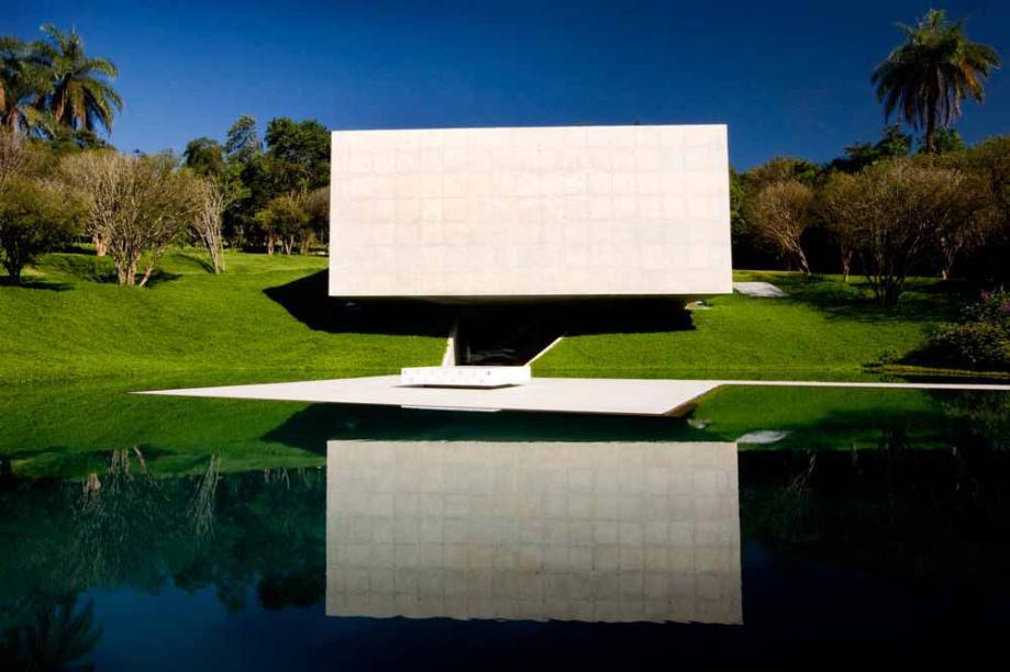 Sediado na pequena cidade de Brumadinho, a 63 quilômetros de Belo Horizonte, o <a href="https://viajeaqui.abril.com.br/estabelecimentos/br-mg-belo-horizonte-atracao-instituto-inhotim" rel="Instituto Inhotim" target="_blank">Instituto Inhotim</a> recebe mais de 100 mil visitantes por ano. Gente que vem conhecer a maior coleção de arte contemporânea do país, distribuídas por galerias e obras ao ar livre em meio a um esplendoroso jardim botânico. Um passeio perfeito para fins de semana, já que o horário de funcionamento é estendido aos sábados e domingos Sediado na pequena cidade de Brumadinho, a 63 quilômetros de Belo Horizonte, o <a href="https://viajeaqui.abril.com.br/estabelecimentos/br-mg-belo-horizonte-atracao-instituto-inhotim" rel="Instituto Inhotim" target="_blank">Instituto Inhotim</a> recebe mais de 100 mil visitantes por ano. Gente que vem conhecer a maior coleção de arte contemporânea do país, distribuídas por galerias e obras ao ar livre em meio a um esplendoroso jardim botânico. Um passeio perfeito para fins de semana, já que o horário de funcionamento é estendido aos sábados e domingos