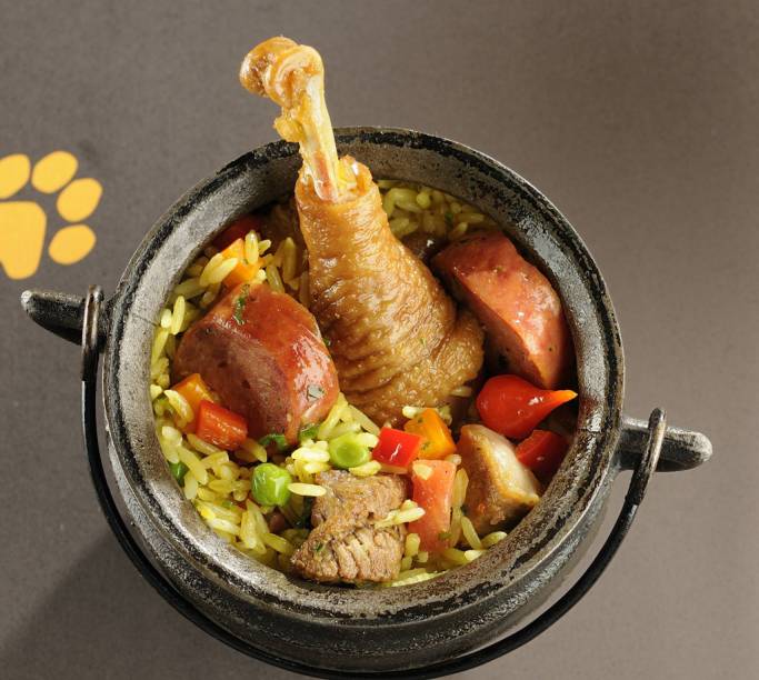 <strong>Arroz-de-puta-rica </strong>É um prato encontrado nos restaurante de comida goiana, feito com carnes defumadas. De tão famoso veio para cardápios paulistanos também, como o <a href="https://bardadonaonca.com.br/" target="_blank" rel="noopener">Bar da Dona Onça</a> (foto), uma receita da chef Janaína Rueda