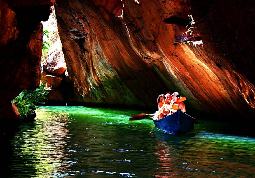 Turistas navegam pela Gruta do Talhado na divisa de <a href="https://viajeaqui.abril.com.br/estados/br-sergipe" rel="Sergipe" target="_self">Sergipe</a> com <a href="https://viajeaqui.abril.com.br/estados/br-alagoas" rel="Alagoas" target="_self">Alagoas</a>