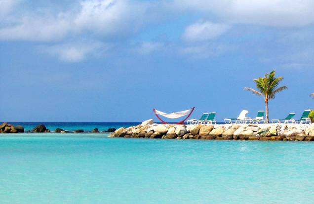 <strong><a href="https://viajeaqui.abril.com.br/paises/aruba" rel="Aruba" target="_blank">Aruba</a>- Seis noites em quatro-estrelas</strong> Seis noites confortáveis com os pés na areia no <a href="https://radisson.com" rel="Radisson Aruba Resort, Casino & Spa" target="_blank">Radisson Aruba Resort, Casino & Spa</a>. Em 15/6. <strong>Quem leva?</strong><a href="https://maktour.com.br" rel="MAKTOUR" target="_blank"><strong> </strong>MAKTOUR</a> (11/3818-2222), desde US$ 1 360 <strong><a href="https://viajeaqui.abril.com.br/paises/aruba" rel="Aruba" target="_blank">Aruba</a>- Seis noites em quatro-estrelas</strong> Seis noites confortáveis com os pés na areia no <a href="https://radisson.com" rel="Radisson Aruba Resort, Casino & Spa" target="_blank">Radisson Aruba Resort, Casino & Spa</a>. Em 15/6. <strong>Quem leva?</strong><a href="https://maktour.com.br" rel="MAKTOUR" target="_blank"><strong> </strong>MAKTOUR</a> (11/3818-2222), desde US$ 1 360