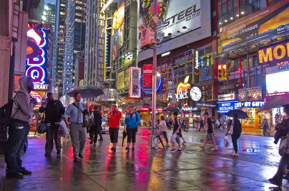 Turistas curtem uma Times Square debaixo de chuva <a href="https://viajeaqui.abril.com.br/vt/blogs/pechinchas/13-dicas-para-gastar-menos-em-nova-york-com-passeios-broadway-transporte-hotel-e-refeicoes/" rel="+ 14 dicas para gastar menos em Nova York com passeios, Broadway, transporte, hotel e refeições" target="_blank"><strong>+ 14 dicas para gastar menos em Nova York com passeios, Broadway, transporte, hotel e refeições</strong></a> Turistas curtem uma Times Square debaixo de chuva <a href="https://viajeaqui.abril.com.br/vt/blogs/pechinchas/13-dicas-para-gastar-menos-em-nova-york-com-passeios-broadway-transporte-hotel-e-refeicoes/" rel="+ 14 dicas para gastar menos em Nova York com passeios, Broadway, transporte, hotel e refeições" target="_blank"><strong>+ 14 dicas para gastar menos em Nova York com passeios, Broadway, transporte, hotel e refeições</strong></a>