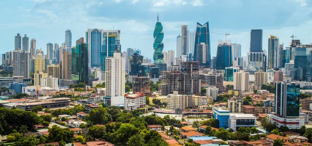 Os arranha-céus da Cidade do Panamá deixam a cidade com um ar modernoso irresistível, mas basta pisar no chão de pedra de bairros históricos, como o Casco Antiguo, para perceber que a cidade ainda mantém a sua identidade Os arranha-céus da Cidade do Panamá deixam a cidade com um ar modernoso irresistível, mas basta pisar no chão de pedra de bairros históricos, como o Casco Antiguo, para perceber que a cidade ainda mantém a sua identidade