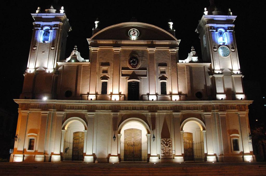 Fachada da Catedral de Asunción à noite Fachada da Catedral de Asunción à noite