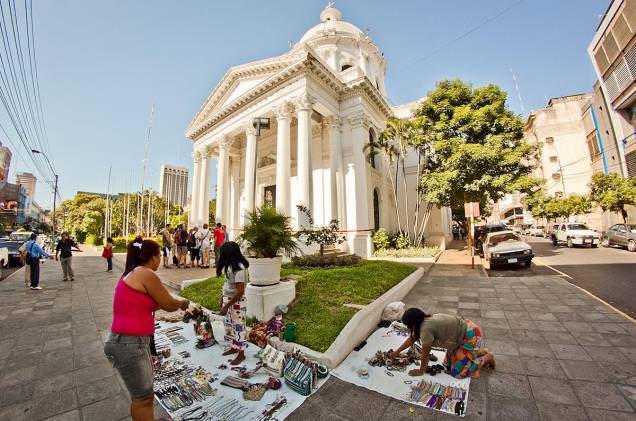 O Panteão Nacional dos Heróis fica no meio da praça central de Assunção, e faz uma homenagem aos soldados que já lutaram para defender o país O Panteão Nacional dos Heróis fica no meio da praça central de Assunção, e faz uma homenagem aos soldados que já lutaram para defender o país