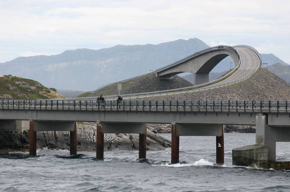 A Estrada Atl&acirc;ntica (ou Atlanterhavsveien, em bom noruegu&ecirc;s) tem 8 quil&ocirc;metros de muita fotogenia. Sai de Kristiansund e vai at&eacute; Aver&oslash;y, ligando ilhotas da costa da Noruega. Os nobres engenheiros respons&aacute;veis levaram 12 anos para construir o incr&iacute;vel emaranhado de passagens e pontes &ndash; algumas delas com curvas suspensas no ar, com o oceano l&aacute; embaixo. &Eacute; uma esp&eacute;cie de parque de divers&otilde;es, com paisagem escandinava de lambuja.