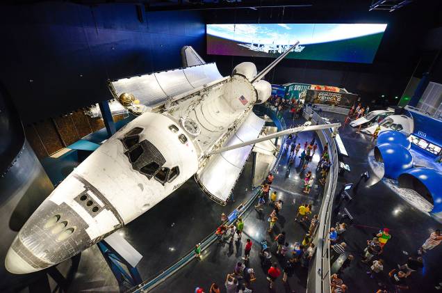 Visitantes admiram o ônibus espacial Atlantis, em exibição com os braços mecânicos que consertaram o telescópio Hubble em 2009 Visitantes admiram o ônibus espacial Atlantis, em exibição com os braços mecânicos que consertaram o telescópio Hubble em 2009