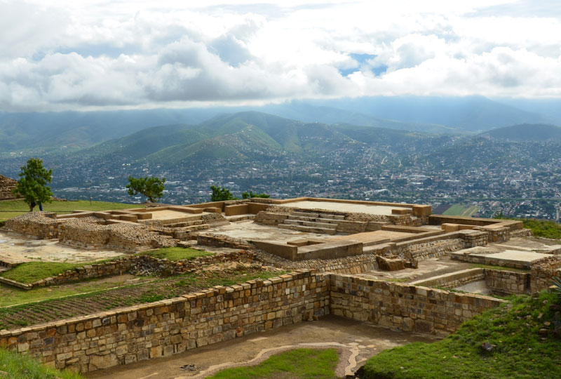 O sítio arqueológico de Atzompa fica no topo do monte do Bonete, em Oaxaca O sítio arqueológico de Atzompa fica no topo do monte do Bonete, em Oaxaca