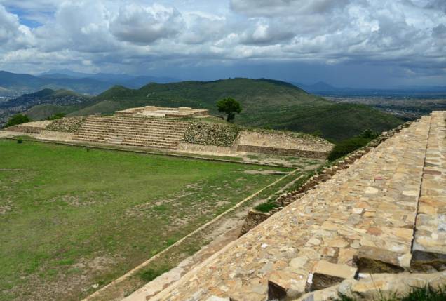 Atzompa foi ocupada de 650 a.C. a 800 d.C., estimam os arqueólogos Atzompa foi ocupada de 650 a.C. a 800 d.C., estimam os arqueólogos
