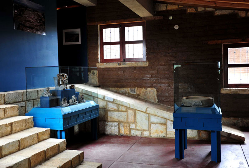 Museu anexo ao complexo guarda 140 peças originais zapotecas extraídas do sítio arqueológico de Atzompa Museu anexo ao complexo guarda 140 peças originais zapotecas extraídas do sítio arqueológico de Atzompa