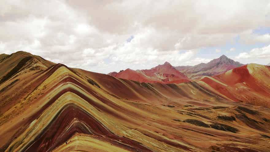 <strong>Ausangate, Peru</strong> Parece um bacon gigante, mas este lugar existe. Ausangate é uma das trilhas ainda pouco conhecidas na região de Cusco. <em><a href="https://www.booking.com/searchresults.pt-br.html?aid=332455&lang=pt-br&sid=eedbe6de09e709d664615ac6f1b39a5d&sb=1&src=index&src_elem=sb&error_url=https%3A%2F%2Fwww.booking.com%2Findex.pt-br.html%3Faid%3D332455%3Bsid%3Deedbe6de09e709d664615ac6f1b39a5d%3Bsb_price_type%3Dtotal%26%3B&ss=Peru&checkin_monthday=&checkin_month=&checkin_year=&checkout_monthday=&checkout_month=&checkout_year=&no_rooms=1&group_adults=2&group_children=0&from_sf=1&ss_raw=Peru+&ac_position=2&ac_langcode=xb&dest_id=167&dest_type=country&search_pageview_id=44067862d160070e&search_selected=true&search_pageview_id=44067862d160070e&ac_suggestion_list_length=5&ac_suggestion_theme_list_length=0&district_sel=0&airport_sel=0&landmark_sel=0" target="_blank" rel="noopener">Busque hospedagens em Peru no Booking.com</a></em>