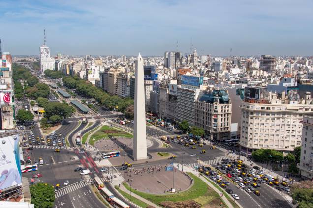 <strong>Avenida 9 de Julio, <a href="https://viajeaqui.abril.com.br/cidades/ar-buenos-aires" rel="Buenos Aires" target="_blank">Buenos Aires</a></strong> Suas 18 faixas são responsáveis por fazer da 9 de Julio argentina a avenida mais larga do mundo, com 140 metros (mas, quando não se leva em consideração os canteiros centrais e os jardins, o Eixo Monumental, em <a href="https://viajeaqui.abril.com.br/cidades/br-df-brasilia" rel="Brasília" target="_blank">Brasília</a>, é maior). Além de suas proporções, esta passagem é famosa por comportar o Obelisco de Buenos Aires. O endereço também é o point cultural da capital <strong>Avenida 9 de Julio, <a href="https://viajeaqui.abril.com.br/cidades/ar-buenos-aires" rel="Buenos Aires" target="_blank">Buenos Aires</a></strong> Suas 18 faixas são responsáveis por fazer da 9 de Julio argentina a avenida mais larga do mundo, com 140 metros (mas, quando não se leva em consideração os canteiros centrais e os jardins, o Eixo Monumental, em <a href="https://viajeaqui.abril.com.br/cidades/br-df-brasilia" rel="Brasília" target="_blank">Brasília</a>, é maior). Além de suas proporções, esta passagem é famosa por comportar o Obelisco de Buenos Aires. O endereço também é o point cultural da capital