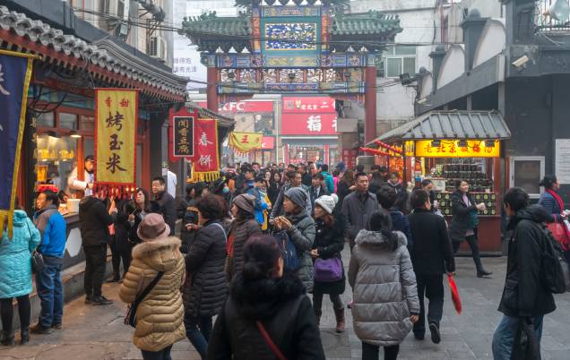 <strong>Avenida Wangfujing, <a href="https://viajeaqui.abril.com.br/cidades/china-pequim-beijing" rel="Pequim" target="_blank">Pequim</a></strong> Há 700 anos essa rota já era usada para a troca e a venda de mercadorias. Com os anos, ela foi se tornando mais importante e hoje é um símbolo chinês, conhecida por vender comidas exóticas <strong>Avenida Wangfujing, <a href="https://viajeaqui.abril.com.br/cidades/china-pequim-beijing" rel="Pequim" target="_blank">Pequim</a></strong> Há 700 anos essa rota já era usada para a troca e a venda de mercadorias. Com os anos, ela foi se tornando mais importante e hoje é um símbolo chinês, conhecida por vender comidas exóticas