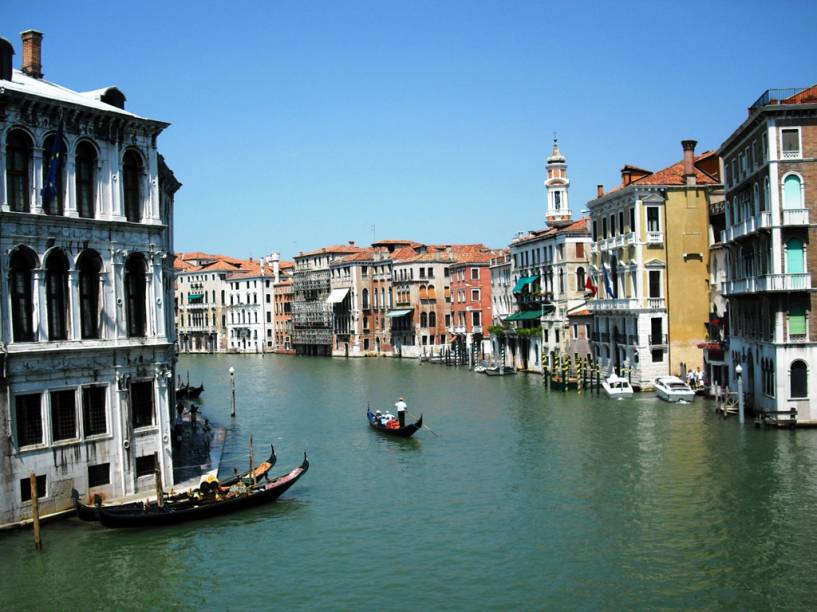 G&ocirc;ndolas em <a href="https://viajeaqui.abril.com.br/cidades/italia-veneza" rel="Veneza" target="_blank">Veneza</a>, na <a href="https://viajeaqui.abril.com.br/paises/italia" rel="It&aacute;lia" target="_blank">It&aacute;lia</a>
