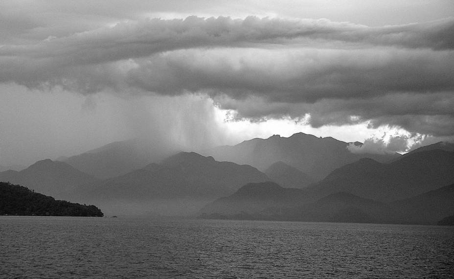 Chuva durante a travessia entre a Praia de São Gonçalo e a <a href="https://viajeaqui.abril.com.br/estabelecimentos/br-rj-paraty-atracao-ilha-do-pelado" rel="Ilha do Pelado" target="_blank">Ilha do Pelado</a>, próximo de <a href="https://viajeaqui.abril.com.br/cidades/br-rj-paraty" rel="Paraty" target="_blank">Paraty</a> (<a href="https://viajeaqui.abril.com.br/estados/br-rio-de-janeiro" rel="RJ" target="_blank">RJ</a>)